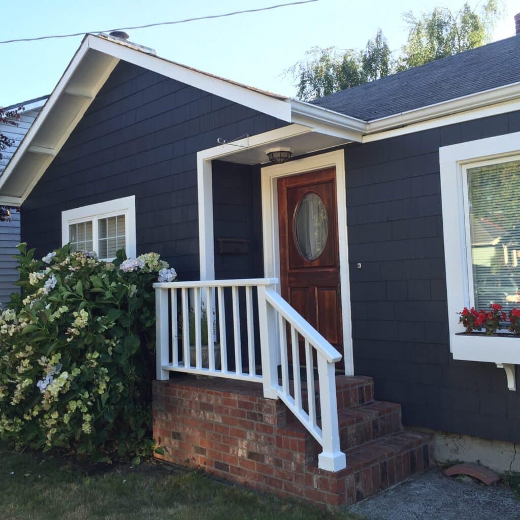 A Fremont exterior painted with Flat paint on the body and Low Lustre paint on the trim